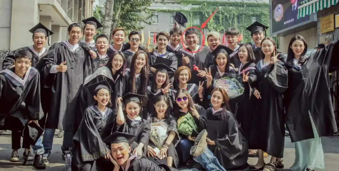 闫学晶儿子被持续举报!毕业大合影曝光,疑似侵占名额进入中戏 第13张 闫学晶儿子被持续举报!毕业大合影曝光,疑似侵占名额进入中戏 第13张