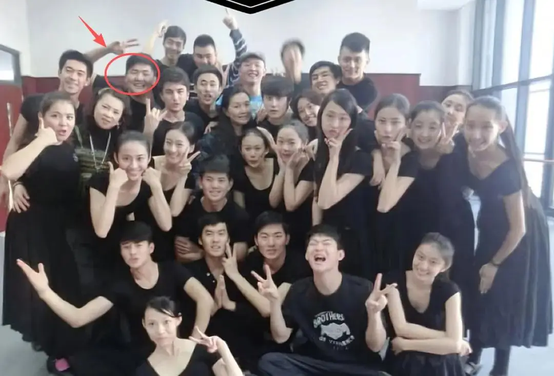 闫学晶儿子被持续举报!毕业大合影曝光,疑似侵占名额进入中戏 第8张 闫学晶儿子被持续举报!毕业大合影曝光,疑似侵占名额进入中戏 第8张