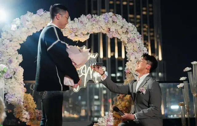 恭喜！香港知名主持人宣布和同性爱人订婚，激动到落下男儿泪  第2张