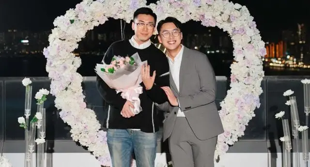 恭喜！香港知名主持人宣布和同性爱人订婚，激动到落下男儿泪  第3张