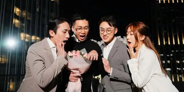 恭喜！香港知名主持人宣布和同性爱人订婚，激动到落下男儿泪  第4张