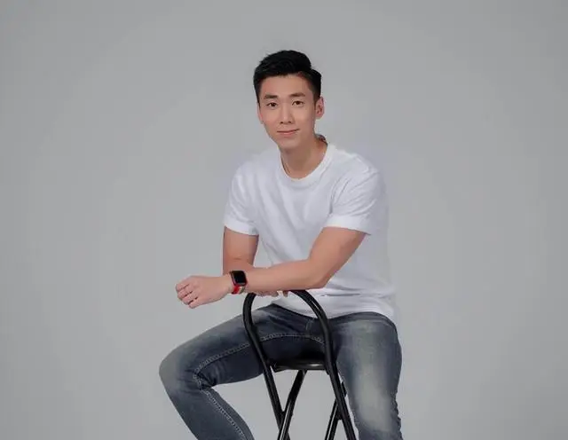 恭喜！香港知名主持人宣布和同性爱人订婚，激动到落下男儿泪  第6张