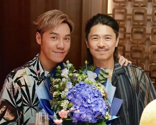 恭喜！香港知名主持人宣布和同性爱人订婚，激动到落下男儿泪  第8张