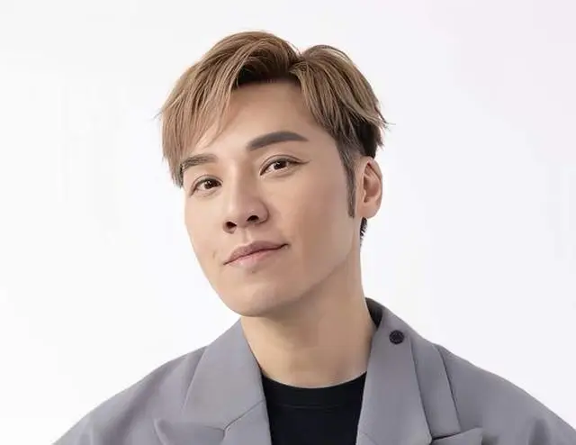 恭喜！香港知名主持人宣布和同性爱人订婚，激动到落下男儿泪  第9张