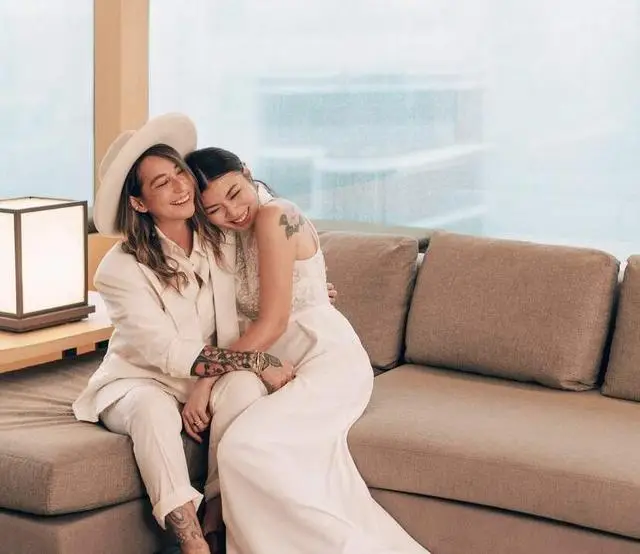 恭喜！香港知名主持人宣布和同性爱人订婚，激动到落下男儿泪  第10张