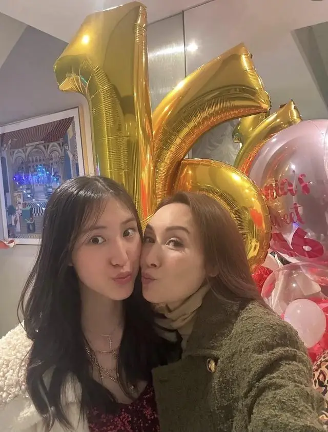 港圈恩爱夫妻为16岁爱女庆生！举办奢华派对，小寿星长相出众获赞  第6张