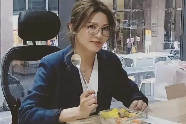 恭喜！香港知名女星失婚5年被曝新恋情，与前夫离婚后仍是朋友  第7张