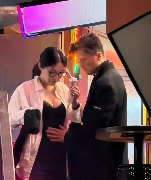 恭喜!香港深情男星双喜临门?美胸嫩妻疑怀孕,走路护肚缓慢前行 第2张 恭喜!香港深情男星双喜临门?美胸嫩妻疑怀孕,走路护肚缓慢前行 第2张