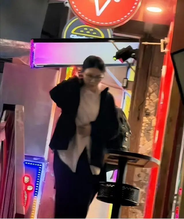 恭喜!香港深情男星双喜临门?美胸嫩妻疑怀孕,走路护肚缓慢前行 第3张 恭喜!香港深情男星双喜临门?美胸嫩妻疑怀孕,走路护肚缓慢前行 第3张