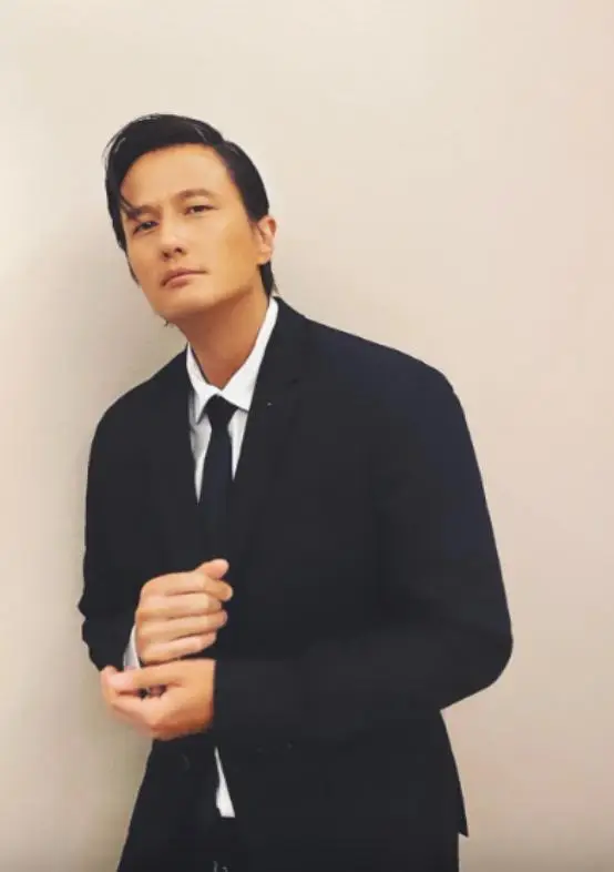 恭喜!香港深情男星双喜临门?美胸嫩妻疑怀孕,走路护肚缓慢前行 第5张 恭喜!香港深情男星双喜临门?美胸嫩妻疑怀孕,走路护肚缓慢前行 第5张