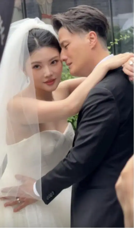 恭喜!香港深情男星双喜临门?美胸嫩妻疑怀孕,走路护肚缓慢前行 第6张 恭喜!香港深情男星双喜临门?美胸嫩妻疑怀孕,走路护肚缓慢前行 第6张