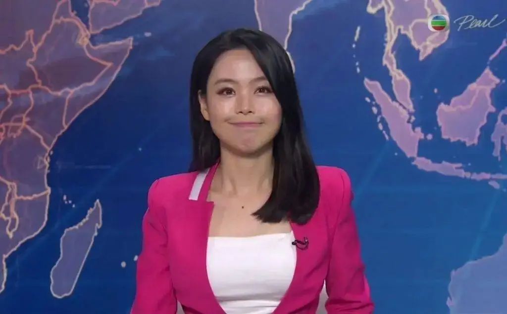 恭喜！TVB‘最美新闻女神’低胸婚纱嫁同台男主播，郎才女貌  第1张
