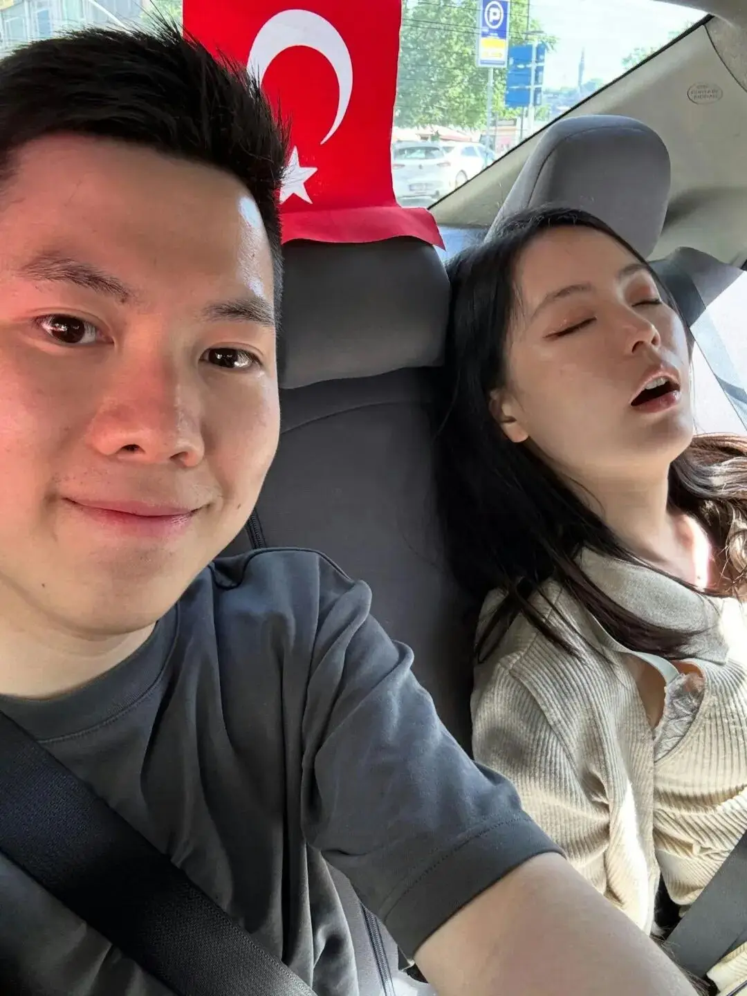 恭喜！TVB‘最美新闻女神’低胸婚纱嫁同台男主播，郎才女貌  第2张