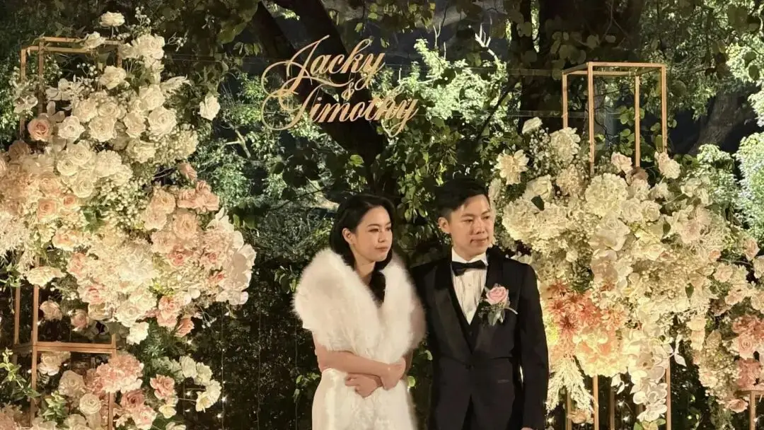 恭喜！TVB‘最美新闻女神’低胸婚纱嫁同台男主播，郎才女貌  第3张