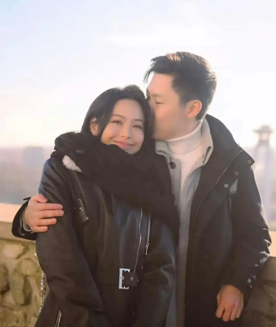 恭喜！TVB‘最美新闻女神’低胸婚纱嫁同台男主播，郎才女貌  第7张