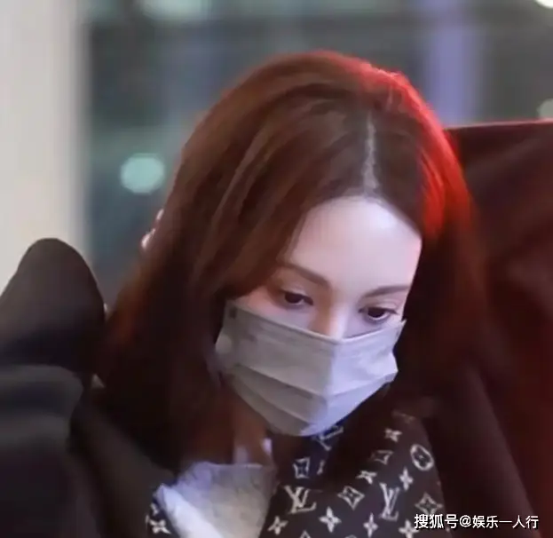 金晨机场被偶遇,短发素颜超甜,回应微胖质疑霸气反怼 第1张 金晨机场被偶遇,短发素颜超甜,回应微胖质疑霸气反怼 第1张