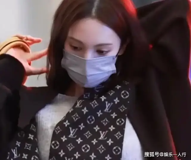 金晨机场被偶遇,短发素颜超甜,回应微胖质疑霸气反怼 第4张 金晨机场被偶遇,短发素颜超甜,回应微胖质疑霸气反怼 第4张