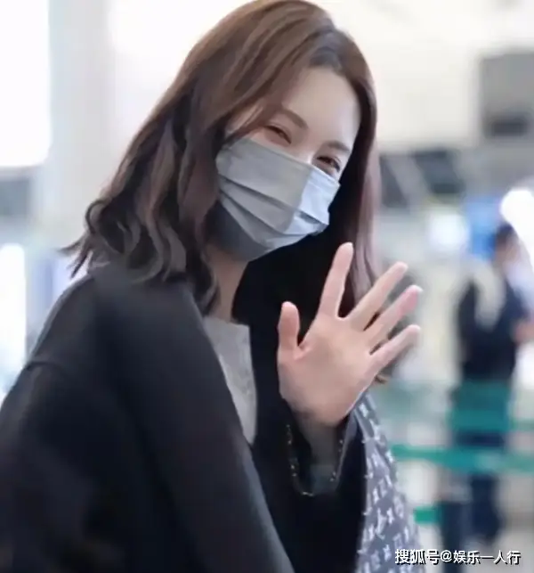 金晨机场被偶遇,短发素颜超甜,回应微胖质疑霸气反怼 第5张 金晨机场被偶遇,短发素颜超甜,回应微胖质疑霸气反怼 第5张