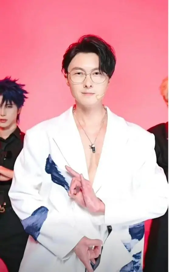 TVB知名视帝新造型再度受质疑，吓坏网民，被指很恐怖  第2张