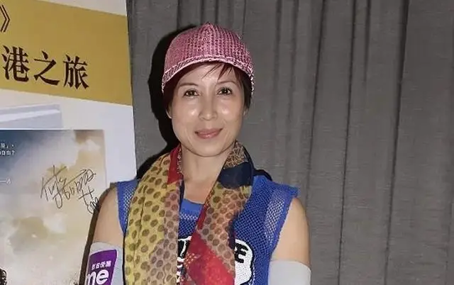 香港知名女星退圈多年罕见现身，妹妹患癌离世，在父亲临终前和解  第4张