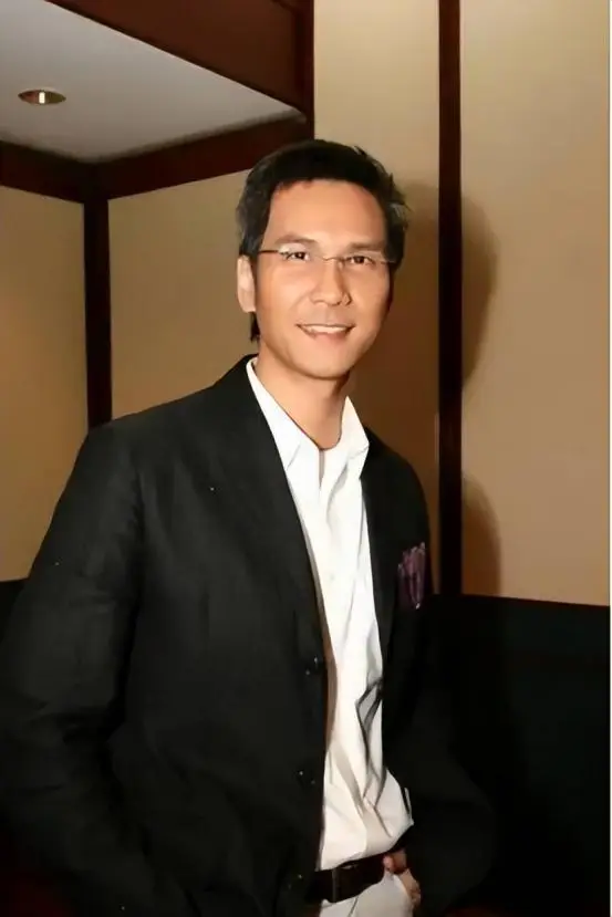 香港知名男星内地做宣传，怒摔道具、表情吓人，原来是为了电影  第1张