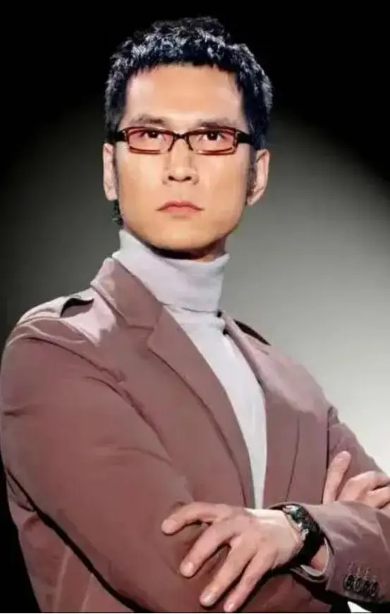 香港知名男星内地做宣传，怒摔道具、表情吓人，原来是为了电影  第5张