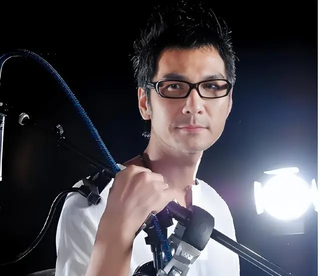 香港知名男星内地做宣传，怒摔道具、表情吓人，原来是为了电影  第7张