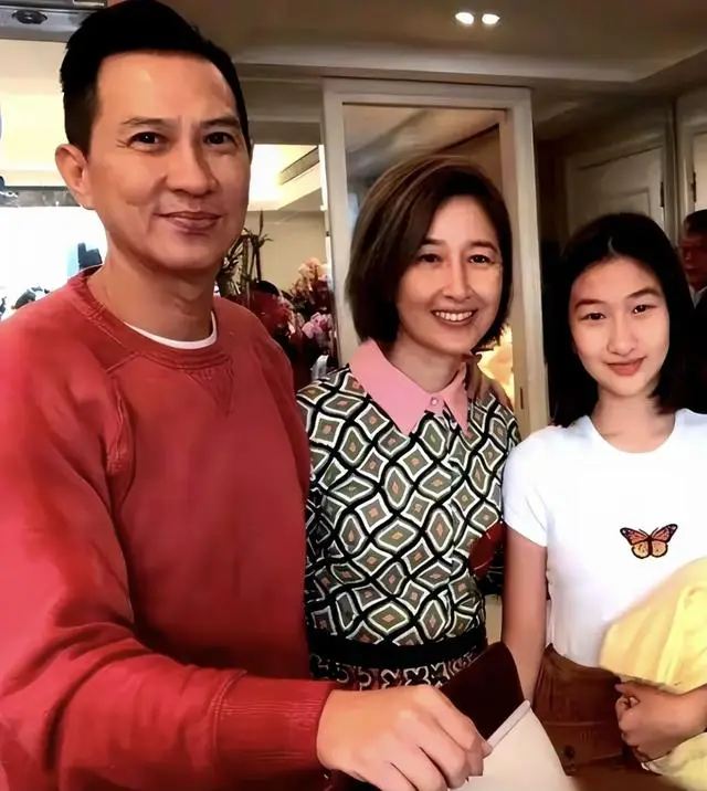 TVB前当家花旦近况曝光！与影帝老公现身国外，61岁仍被赞冻龄  第1张