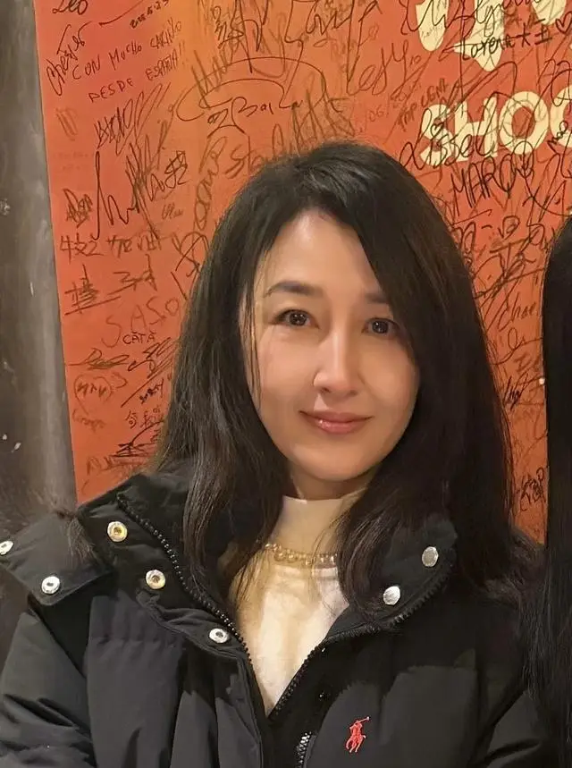 TVB前当家花旦近况曝光！与影帝老公现身国外，61岁仍被赞冻龄  第3张