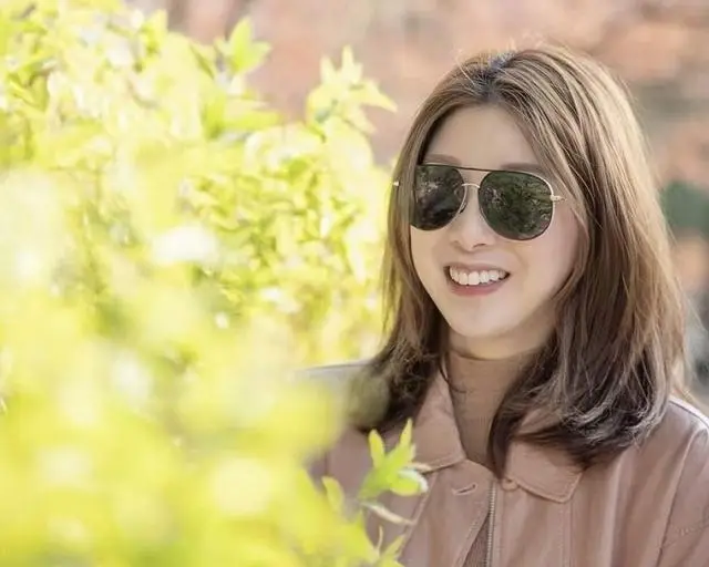 香港知名女星新恋情曝光，二十年闺蜜变情人，男友不介意当继父  第2张