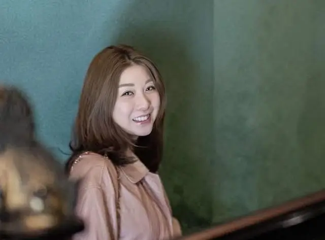 香港知名女星新恋情曝光，二十年闺蜜变情人，男友不介意当继父  第3张