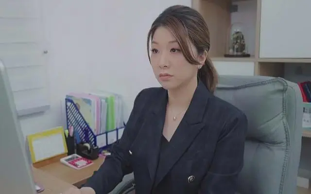 香港知名女星新恋情曝光，二十年闺蜜变情人，男友不介意当继父  第4张