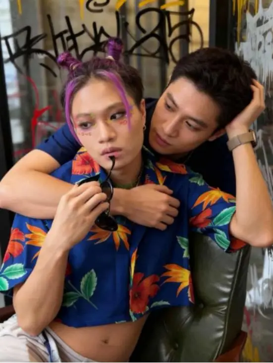 香港知名女星侄子疑出柜，依偎俊男怀抱，高调宣布找到他的许志安  第2张