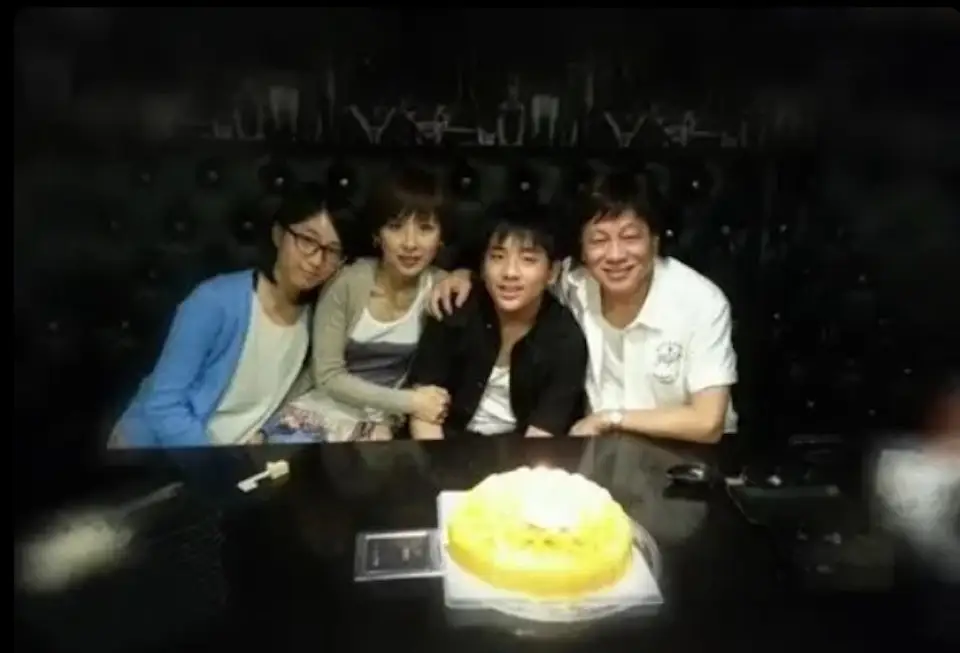 香港男星惊爆离世，与嫩妻育一女一子，70岁曾卷婚外情风波：问心无愧  第3张