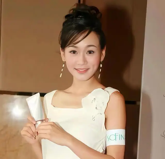 TVB前港姐冠军近况曝光！直播间被批蹭热度，造型被嘲似广场大妈  第1张