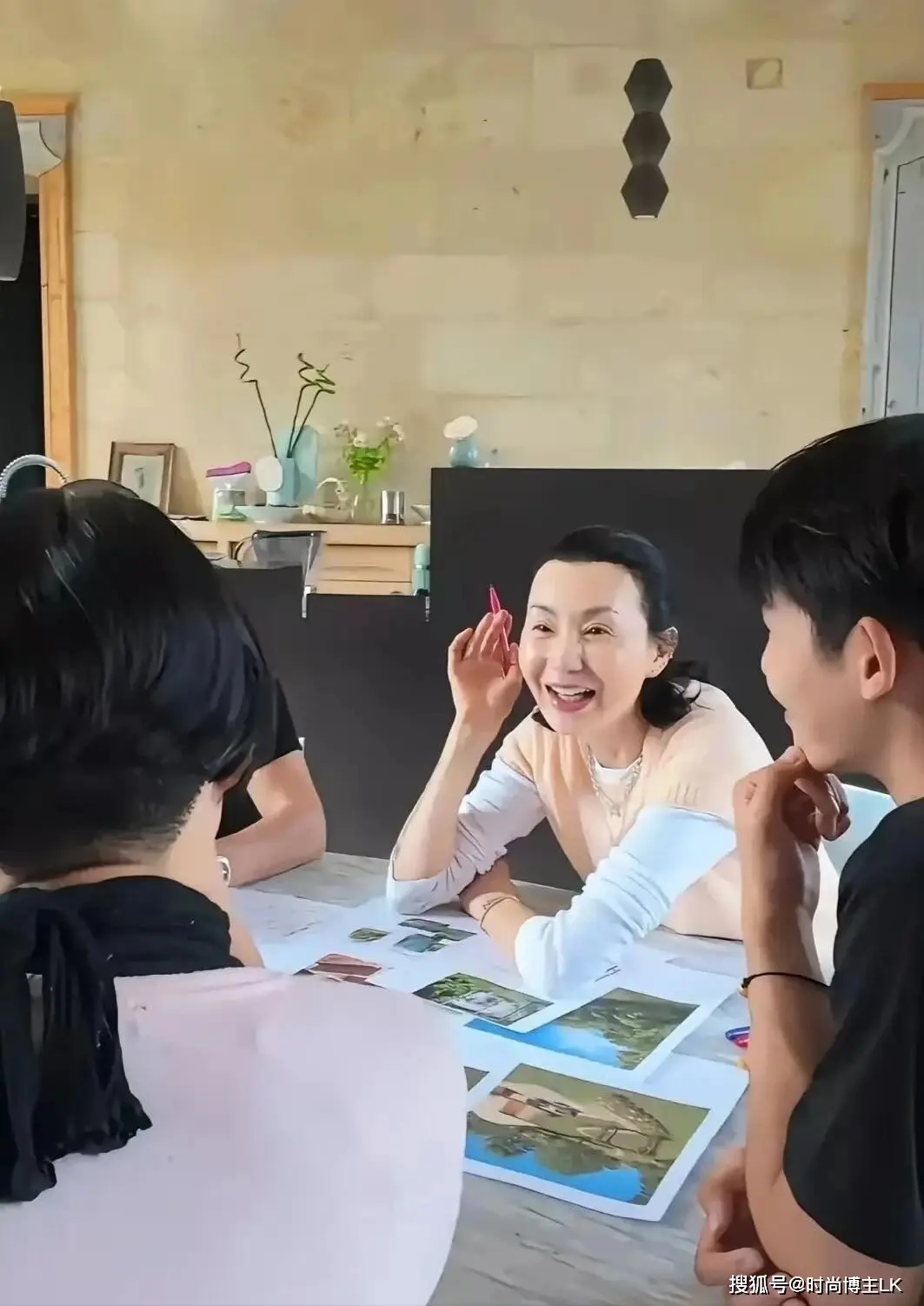 张曼玉一点也没女神包袱，素颜和友人聊天，62岁眼睛里依旧还有光  第2张