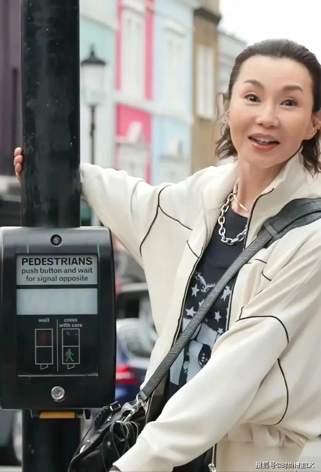 张曼玉一点也没女神包袱，素颜和友人聊天，62岁眼睛里依旧还有光  第3张