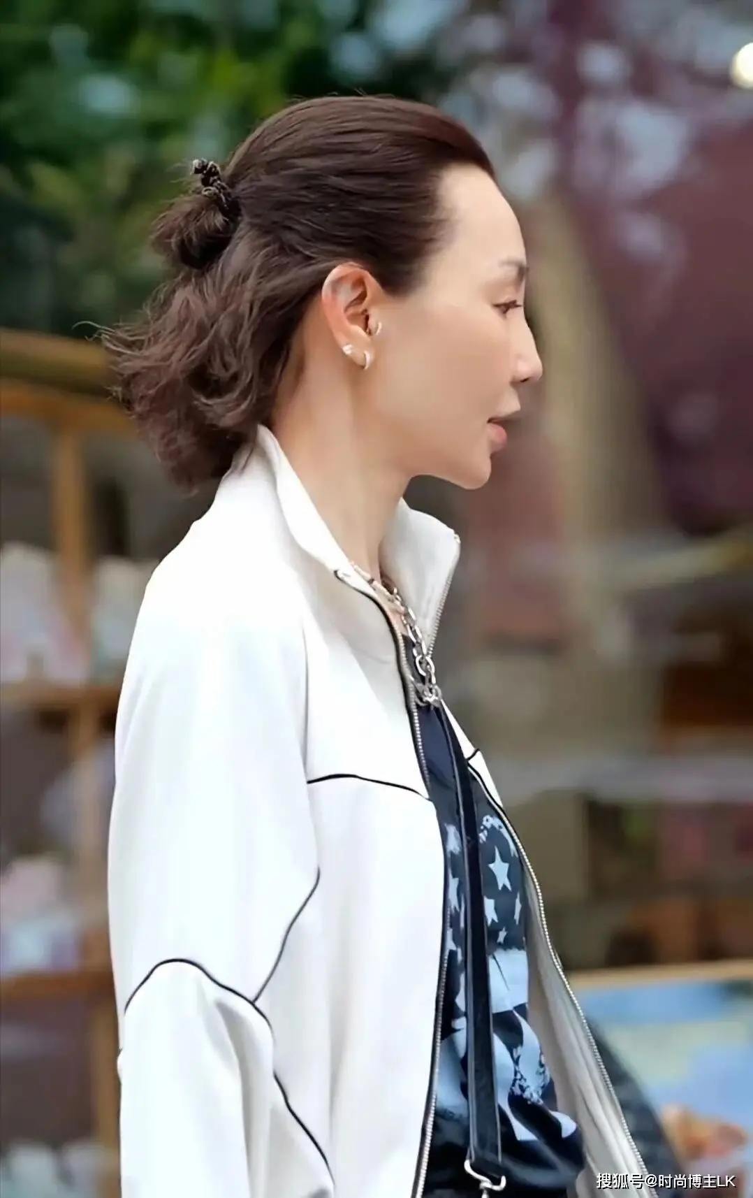 张曼玉一点也没女神包袱，素颜和友人聊天，62岁眼睛里依旧还有光  第4张