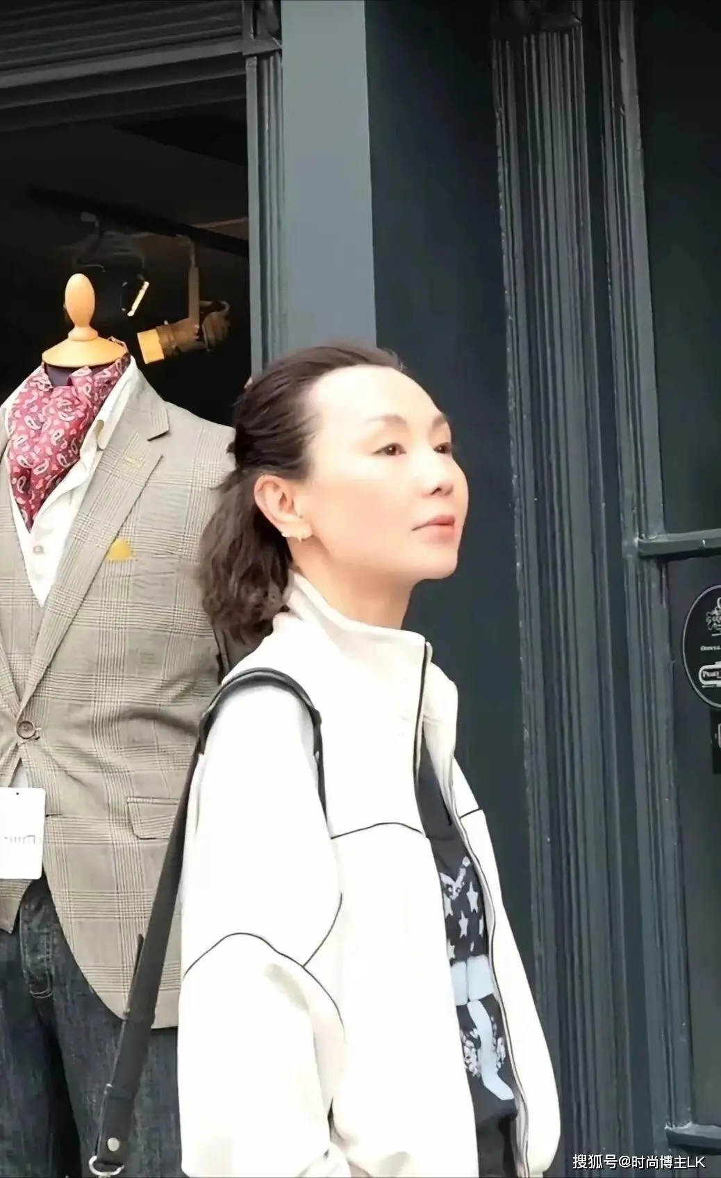 张曼玉一点也没女神包袱，素颜和友人聊天，62岁眼睛里依旧还有光  第5张