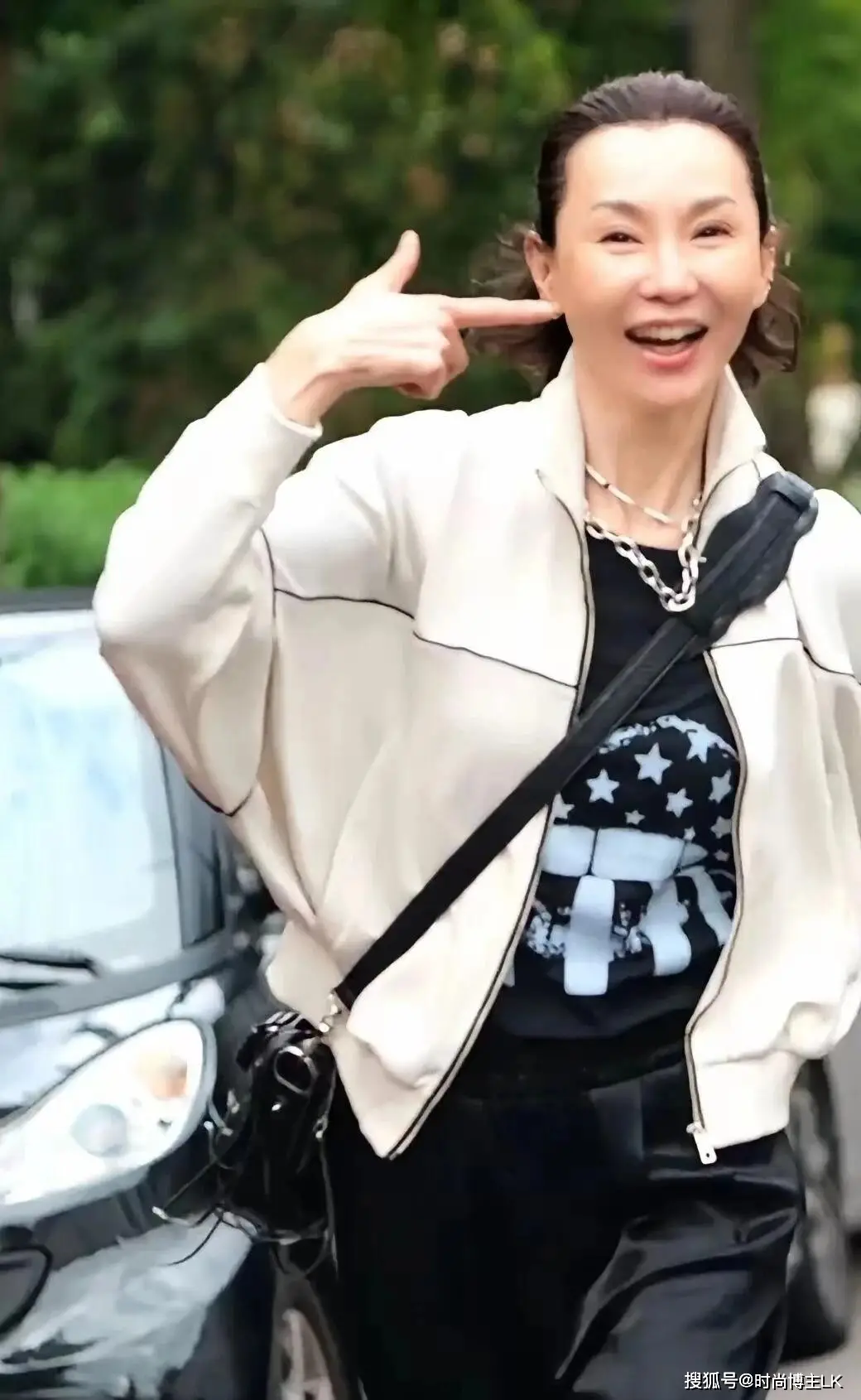 张曼玉一点也没女神包袱，素颜和友人聊天，62岁眼睛里依旧还有光  第6张