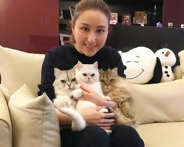 恭喜！赌王千金和新男友热恋中，和月薪8万消防员未婚夫低调分手  第5张