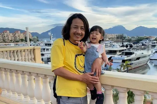 香港知名男星靠母亲遗产生活，妻子58岁生二胎，花高价人工受孕  第5张