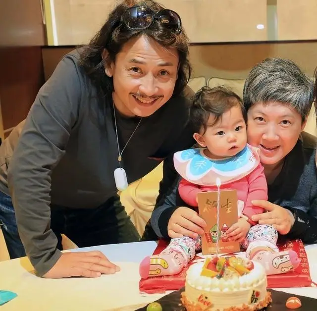 香港知名男星靠母亲遗产生活，妻子58岁生二胎，花高价人工受孕  第8张