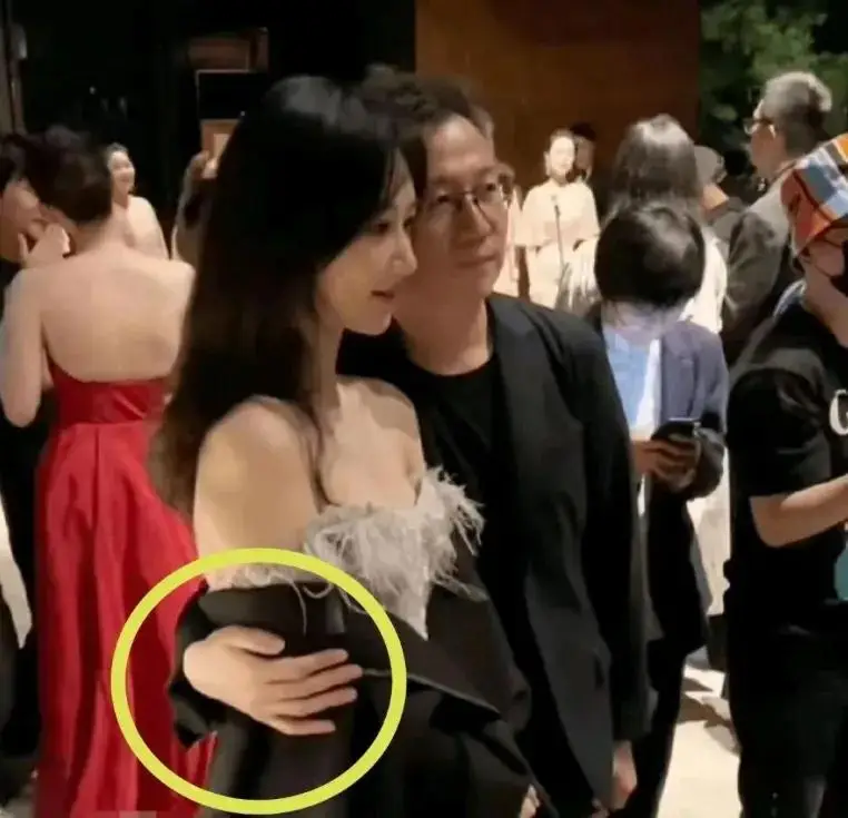 杨紫娱乐八卦-杨紫陪睡CEO后续：亲密照曝光，赵露思热巴等多名女星陷风波  第7张