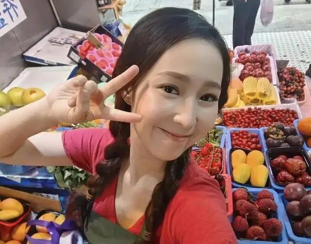 突发！TVB知名女星转行在菜市直播卖菜，长时间遭欺凌情绪崩溃  第2张