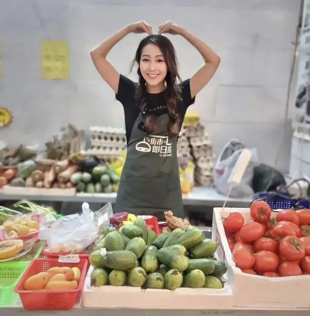 突发！TVB知名女星转行在菜市直播卖菜，长时间遭欺凌情绪崩溃  第3张