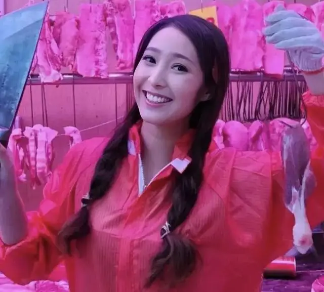 突发！TVB知名女星转行在菜市直播卖菜，长时间遭欺凌情绪崩溃  第4张