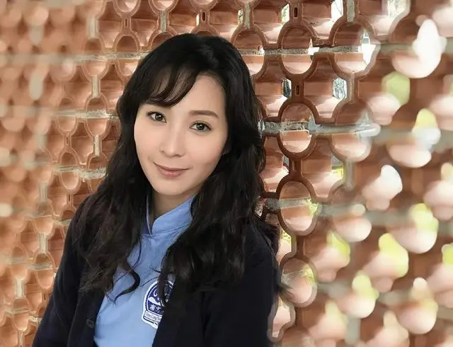 突发！TVB知名女星转行在菜市直播卖菜，长时间遭欺凌情绪崩溃  第10张