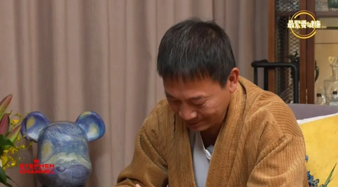 前TVB男星镜头前泪崩，忆述离巢遭高层斥冲动，曾被指为钱回巢，不想一潭死水  第3张