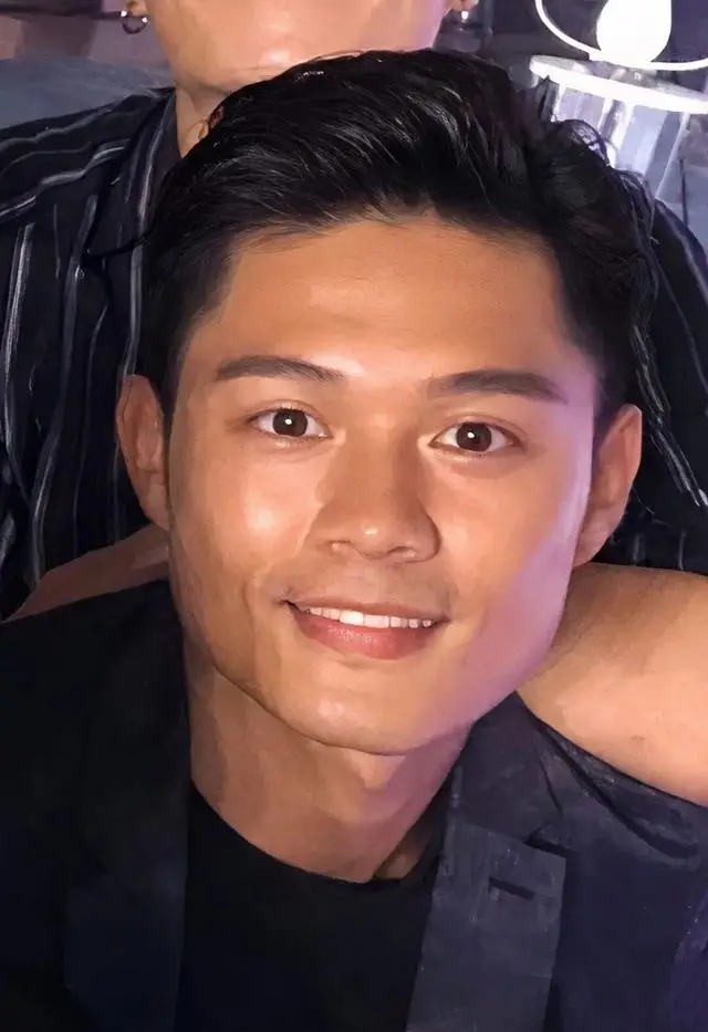 TVB绿叶男星自曝做搬运工赚外快，拍视频卖惨，不慎曝光复式大宅  第1张